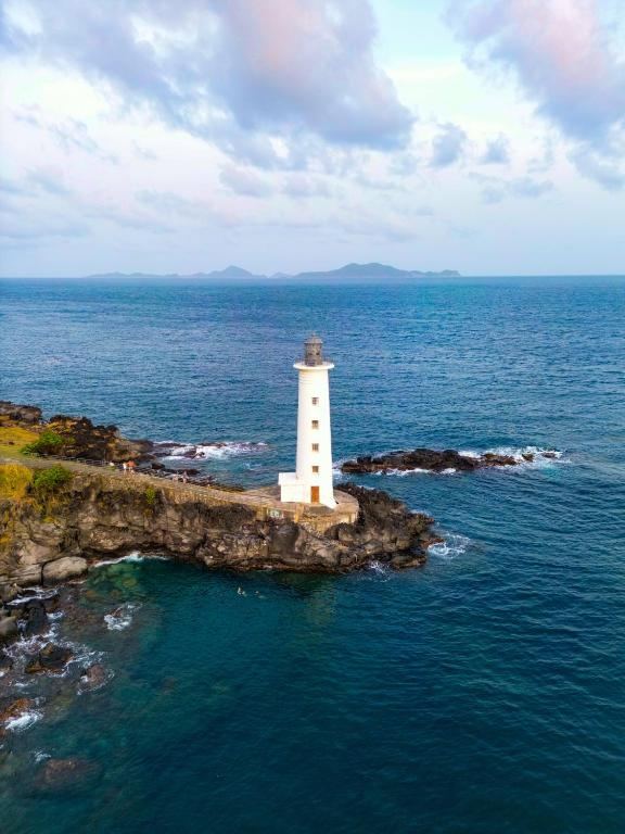 Le phare du Vieux-Fort, avec les Saintes à l'horizon