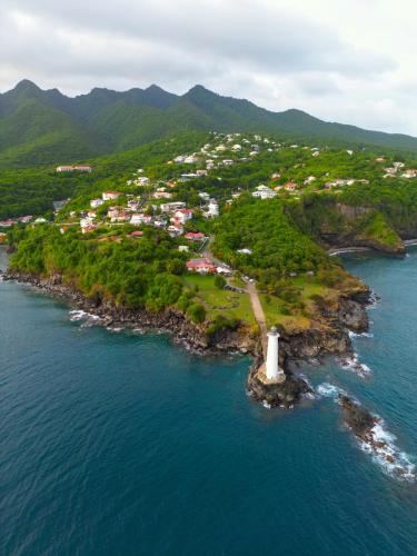 La pointe du Vieux-Fort vue du ciel, entre mer et montagnes